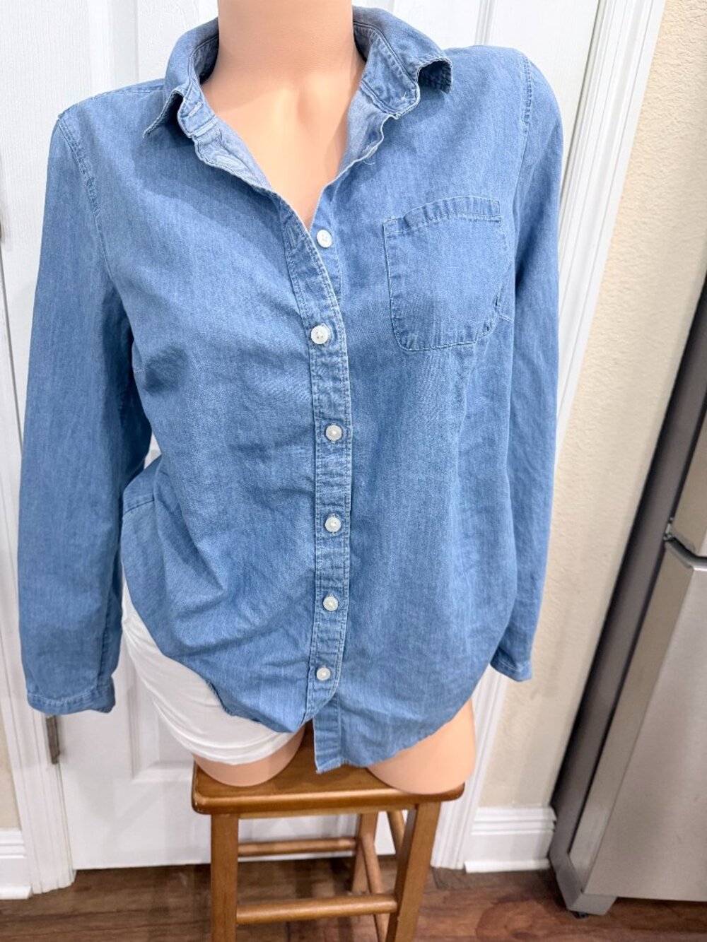 Kim Rogers Chambray Button Down Shirt Womens Small 100% Cotton Light Wash Denim